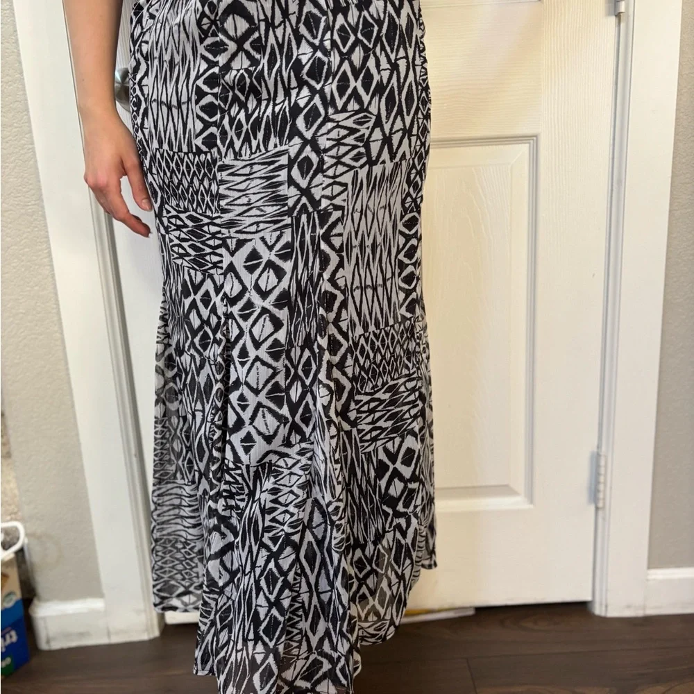 Women's Black & White Patterned Short Sleeve Top